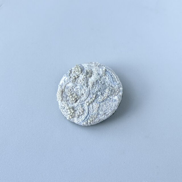 heion　絹糸とビーズの刺繍ブローチ