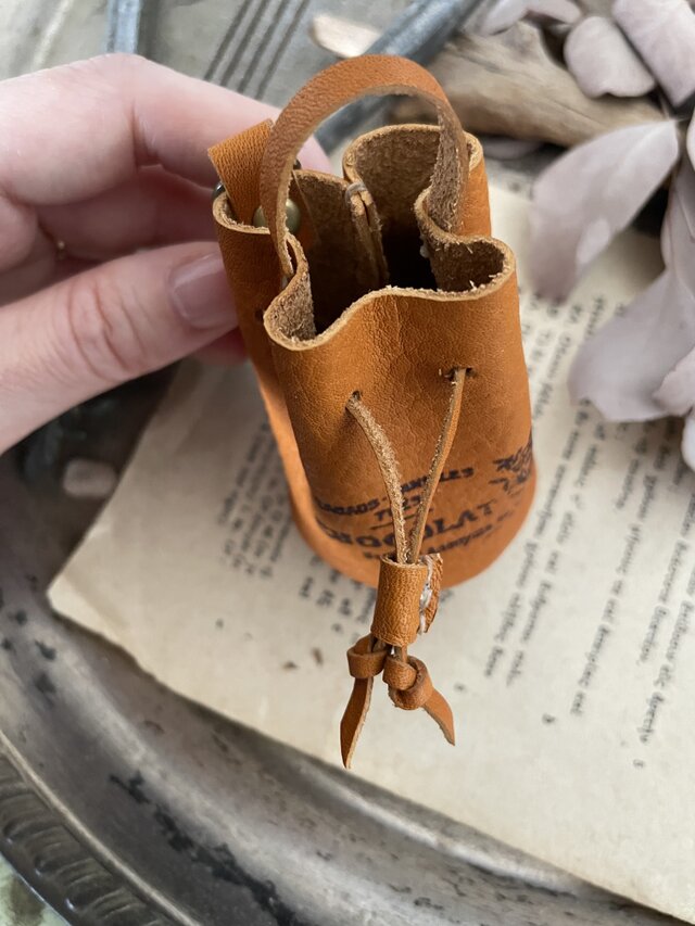 巾着　チャーム　ハンドメイド 栃木レザーミニ巾着バッグキーチャームCamel | iichi 日々の暮らしを