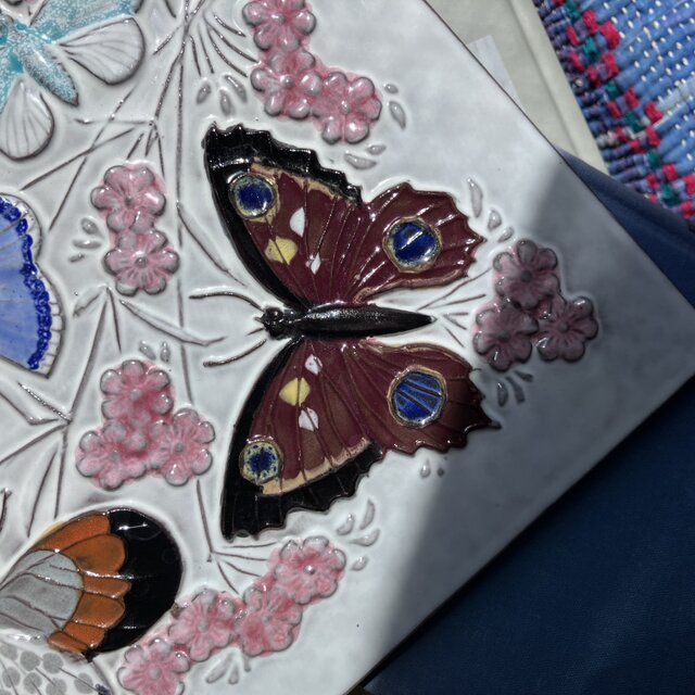 ジィ　ガントフタ　陶板② 北欧＊蝶とお花の華やかな陶板／ジィガントフタ／Jie Gantofta