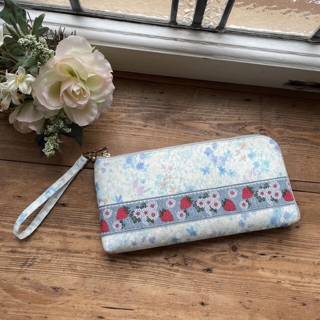 L字ファスナー長財布・ドイツ刺繍リボン(いちご×ブルー系花柄)
