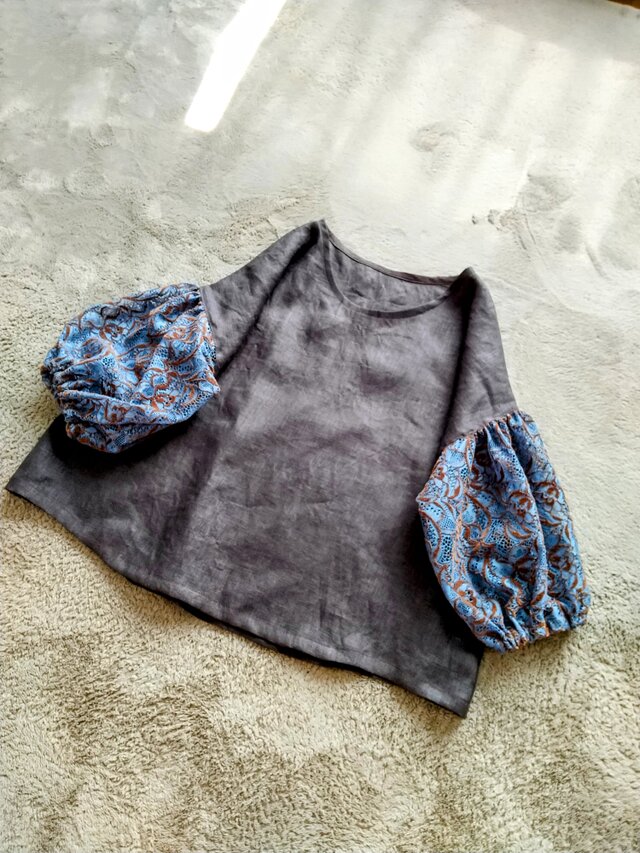 チャコールリネン&フロッキーレースパフスリーブブラウス