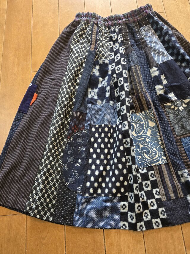 着物リメイク　シンプル　絣など木綿のパッチワークティアードスカート　フリーサイズ 着物リメイク 古布 手作り 絣 パッチワーク スカート | iichi