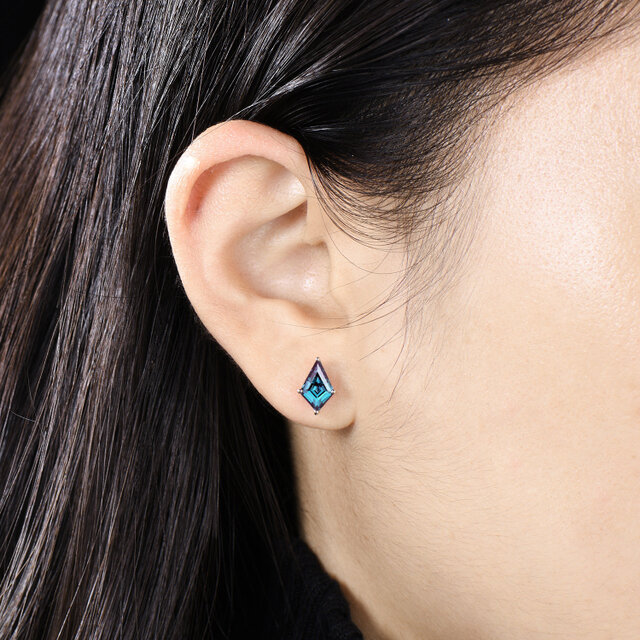 ユニークな 6 月の誕生石 アレキサンドライト ピアス カラーチェンジ