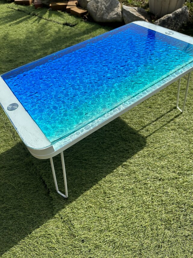 オーシャンレジン折り畳みテーブル　ちゃぶ台サイズ　アート作品ハンドメイド オーシャンアート ブルーウォーター 折りたたみガラステーブル