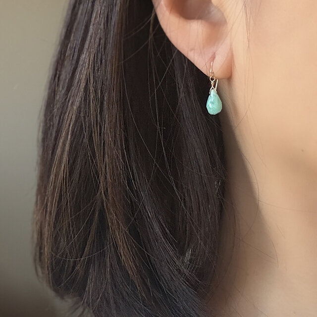 爽やかなアクセントカラー◇ 天然石アマゾナイトのドロップピアス