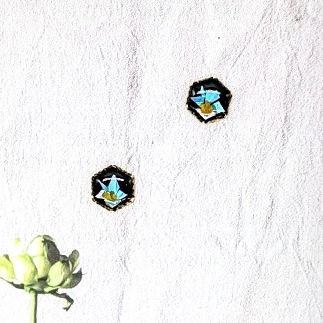 黒漆と青螺鈿の花の六角ピアスイヤリング