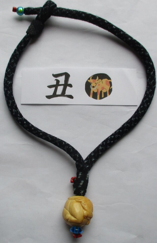 ８１９７　丑（うし）の干支の彫り物で作ったネックレス　＃送料無料