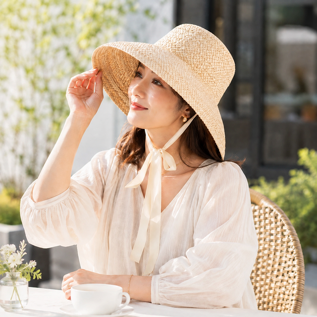 天然ラフィア素材のつば広ハット｜手織り、ストラップ付き、折りたたみ