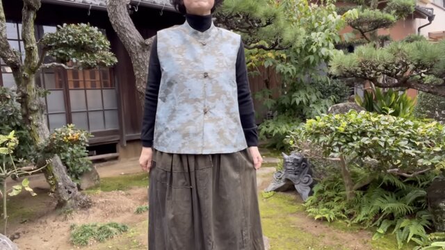 着物リメイク:紬のリバーシブルベストとフレアスカート(シルク裏地付) 着物リメイク】衿付きリバーシブルベスト/大島紬/紬 | iichi