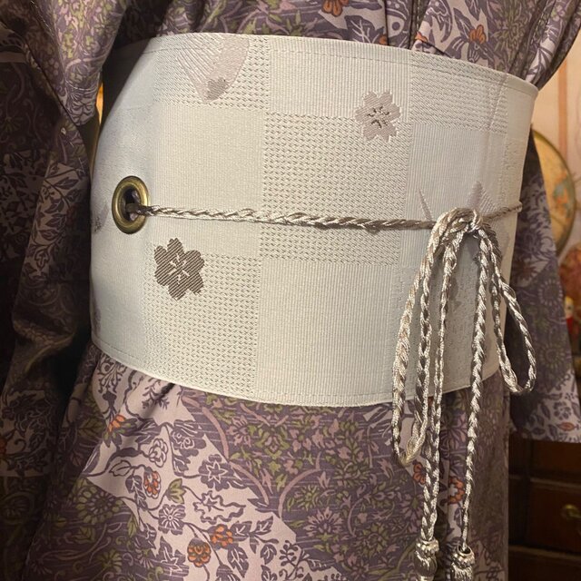 着物 リメイク ワンピース ドレス 洗える 化繊 京袋帯サッシュベルト 和洋折衷 レトロ 古着 和 ハンドメイド 静けさに寄り添う、花模様の詩。 KW-942 着物 リメイク ワンピース ドレス 洗える 化繊 京袋帯サッシュベルト
