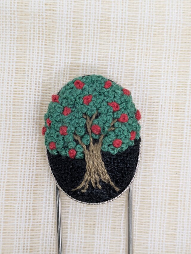 リンゴの木　ピンブローチ　(Apple Tree)