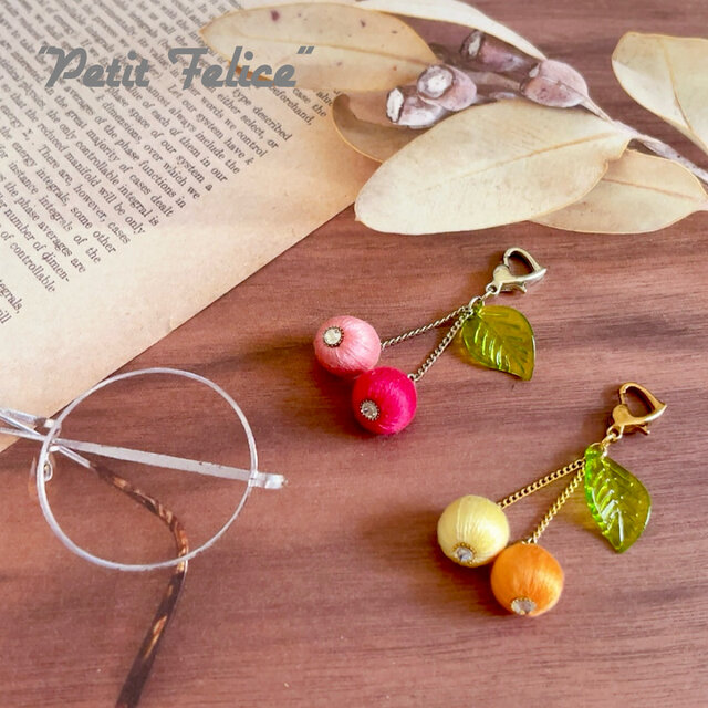 巻き玉で作ったさくらんぼが可愛いファスナーチャーム〈全2色〉