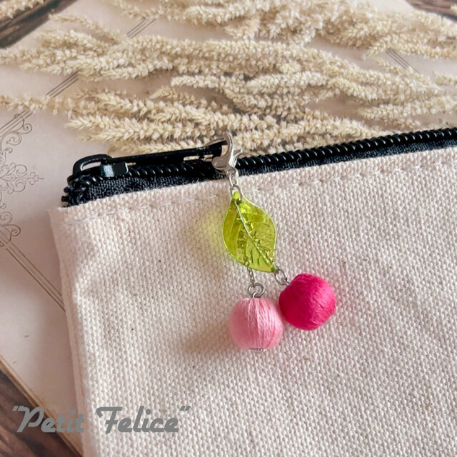 巻き玉で作ったさくらんぼが可愛いファスナーチャーム〈全2色