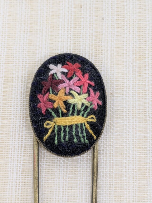 花束　ピンブローチ