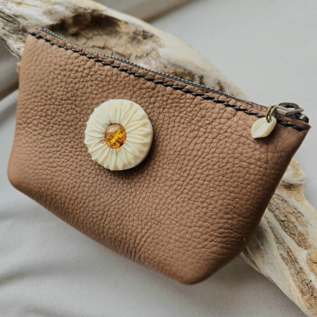 鹿革のポーチ ひまわりの鹿角コンチョ