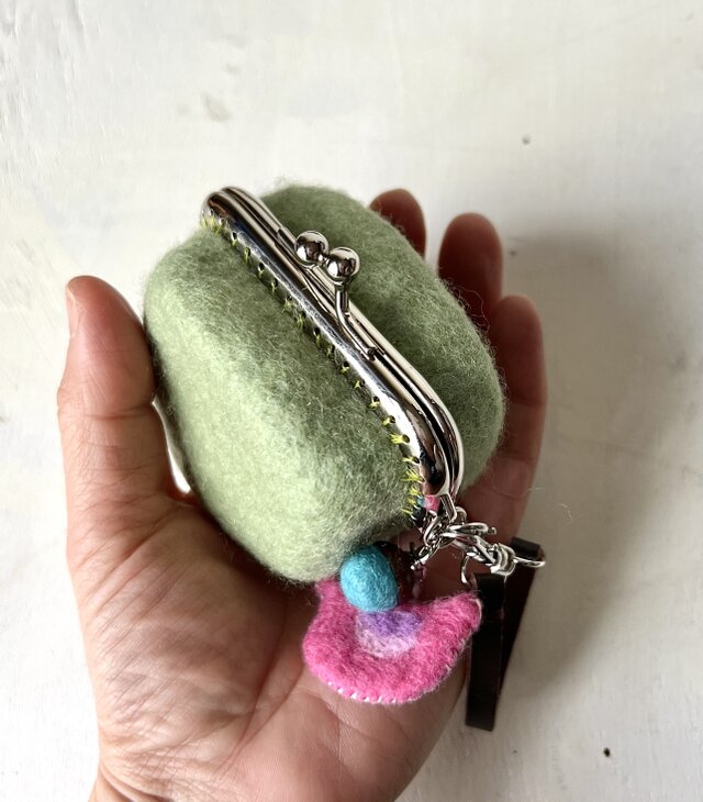小鳥とどんぐりの羊毛フェルト四角がま口（モスグリーン） | iichi