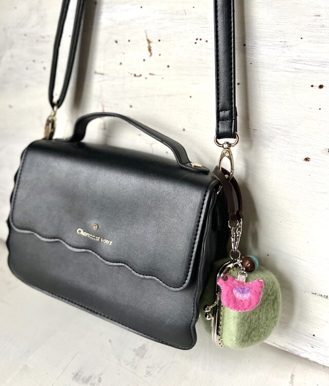 小鳥とどんぐりの羊毛フェルト四角がま口（モスグリーン） | iichi