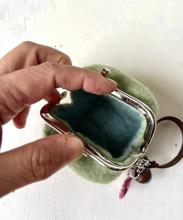 小鳥とどんぐりの羊毛フェルト四角がま口（モスグリーン） | iichi