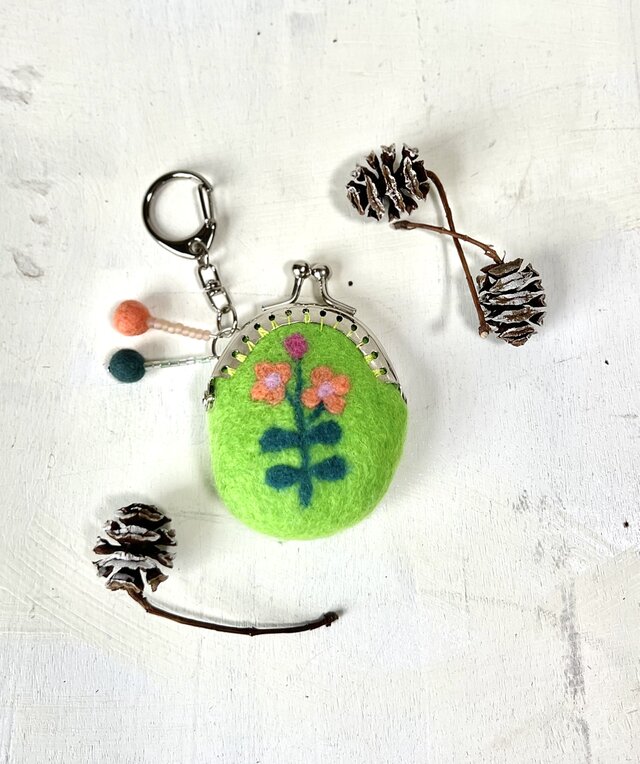花の羊毛刺繍ミニミニがま口（アップル）