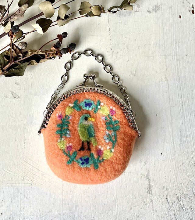 お花のリースと小鳥の刺繍がま口（ブロッサム）