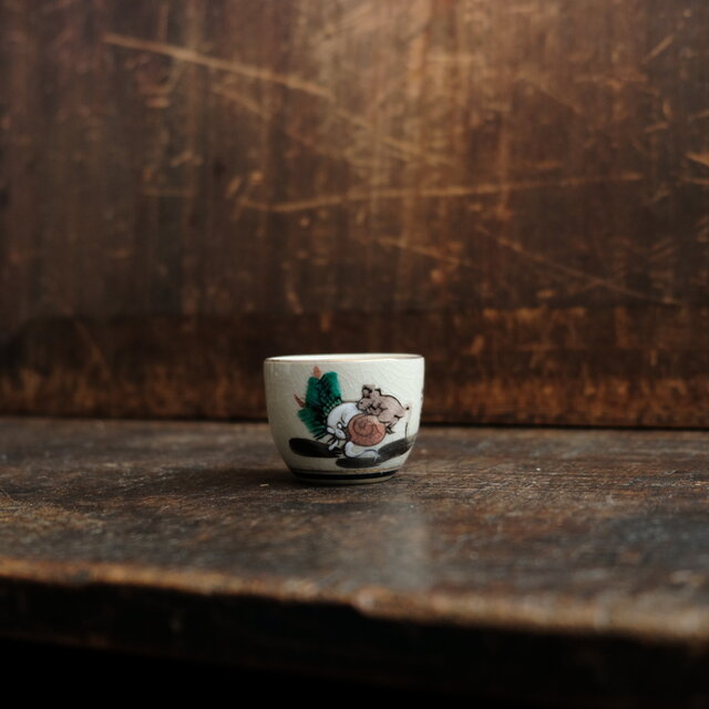 玉を転がす2匹の鼠と白い花（子）◆九谷焼　色絵金彩猪口　昭和レトロ　酒器　コレクション　暮らしに　工芸品　i4
