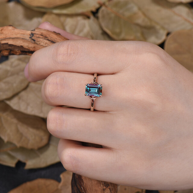 6月の誕生石 アレキサンドライト リング カラーチェンジストーン