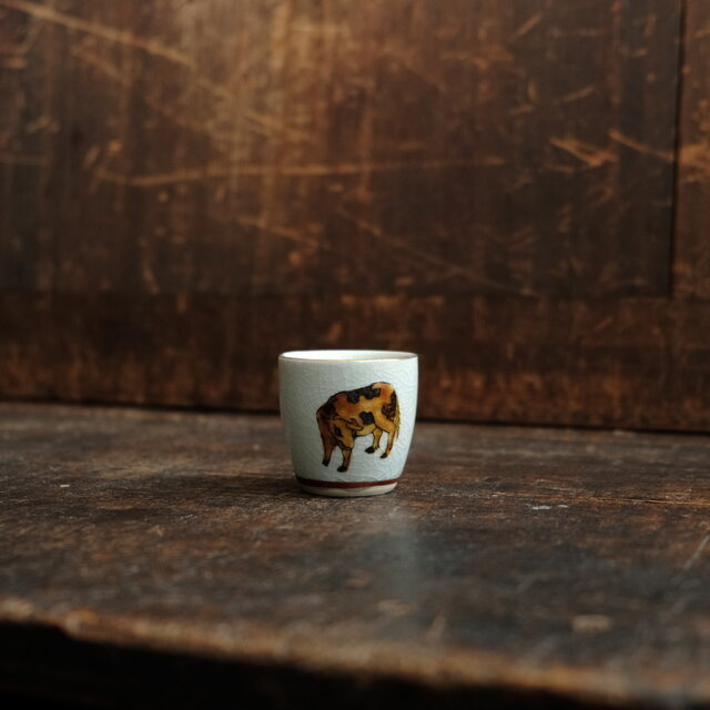 静止する茶色い牛（丑）◆九谷焼　色絵金彩猪口　昭和レトロ　干支　酒器　コレクション　古民家　古道具　i4