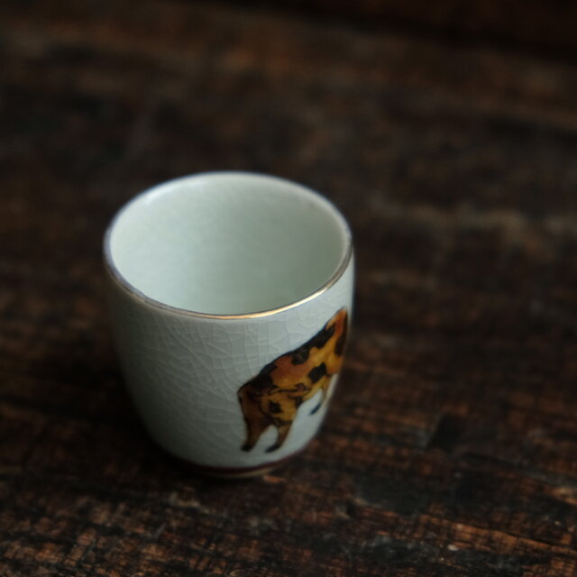 静止する茶色い牛（丑）◇九谷焼 色絵金彩猪口 昭和レトロ 干支 酒器