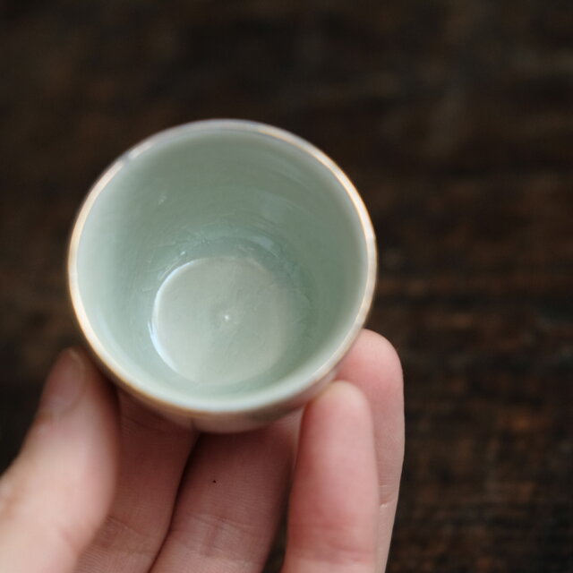 静止する茶色い牛（丑）◇九谷焼 色絵金彩猪口 昭和レトロ 干支 酒器