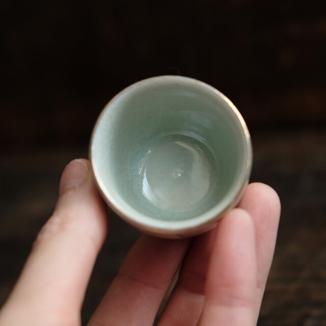 静止する茶色い牛（丑）◇九谷焼 色絵金彩猪口 昭和レトロ 干支 酒器