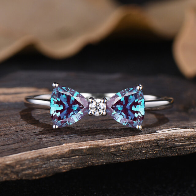 6月の誕生石 アレキサンドライト リング 蝶ネクタイ ちょう結び 結婚指輪 スリーストーンリング デイリーリング ギフト