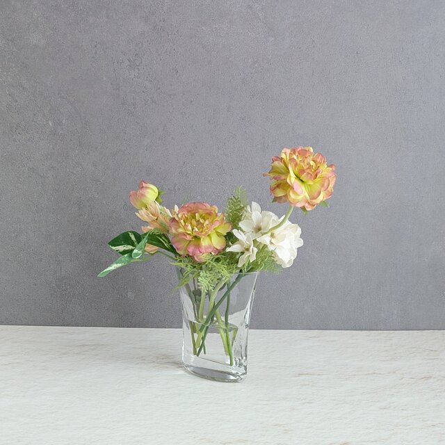 ほっとやさしい色のラナンキュラスアレンジメント