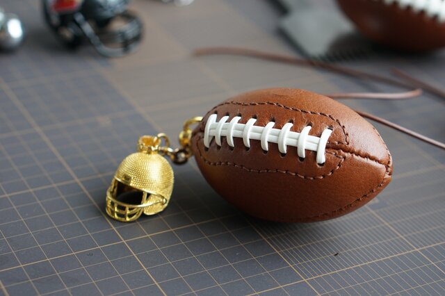 ラグビーボール】可愛い 本革キーホルダー／バッグチャーム | iichi