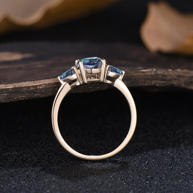 6月の誕生石 アレキサンドライト 婚約指輪 カラーチェンジストーン