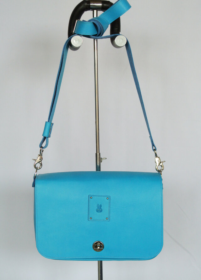 うさぎスカル、かぶせタイプのショルダーバック。