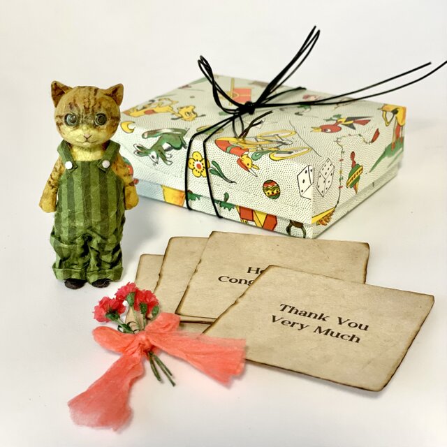 究極のミニメッセージカード〈トラ猫の小さな和紙人形＆赤いカーネーションのミニチュアフラワー花束セット〉