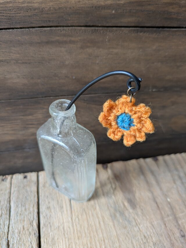 ニットの小花のガーデンピック