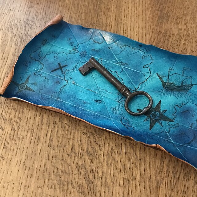 再販　本革 宝の地図風（青）レザートレイ
