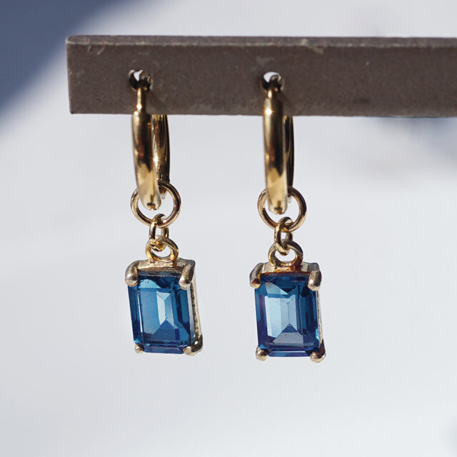 ロンドンブルートパーズのレクタングル・サージカルフープピアス