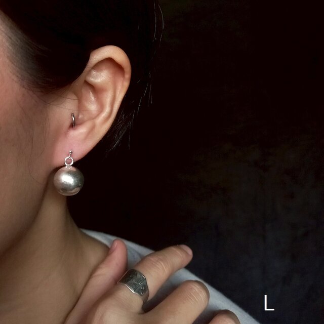 3サイズ/カレンシルバーのボールチャーム耳飾り / ピアス or