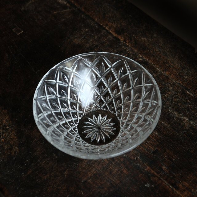 見込みに花文様◆しっかりとした厚み。クリスタル・プレスガラス深鉢　素麺鉢　ニュートロ　昭和中〜後期