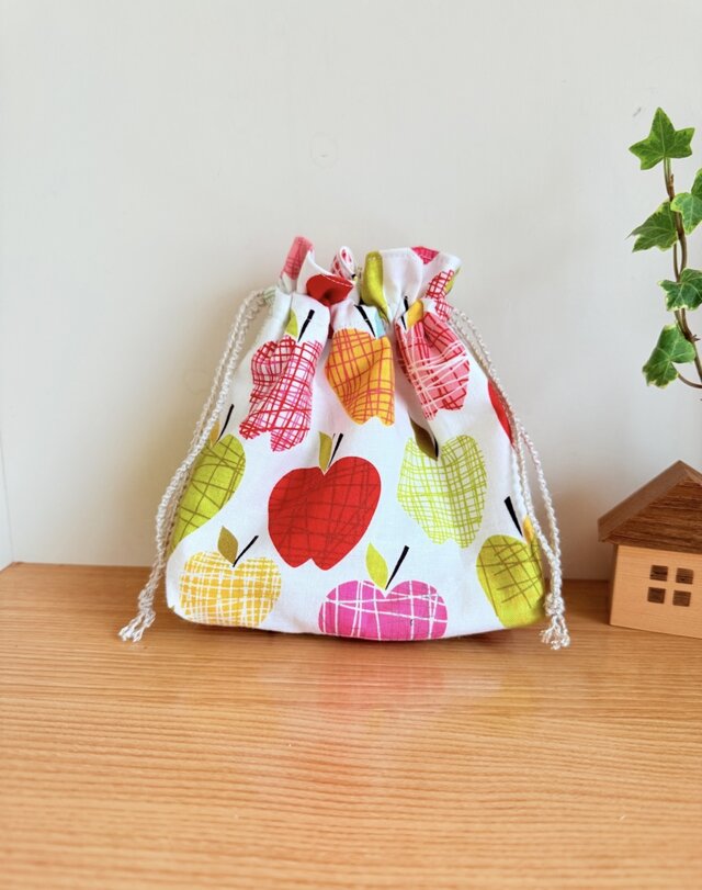 保温保冷シート付き巾着袋・大きめ（おにぎり、ドリンク入れに）りんご