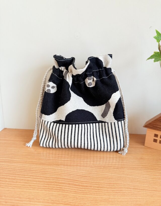 保温保冷シート付き巾着袋・大きめ（おにぎり、ドリンク入れに）モノトーンフラワー