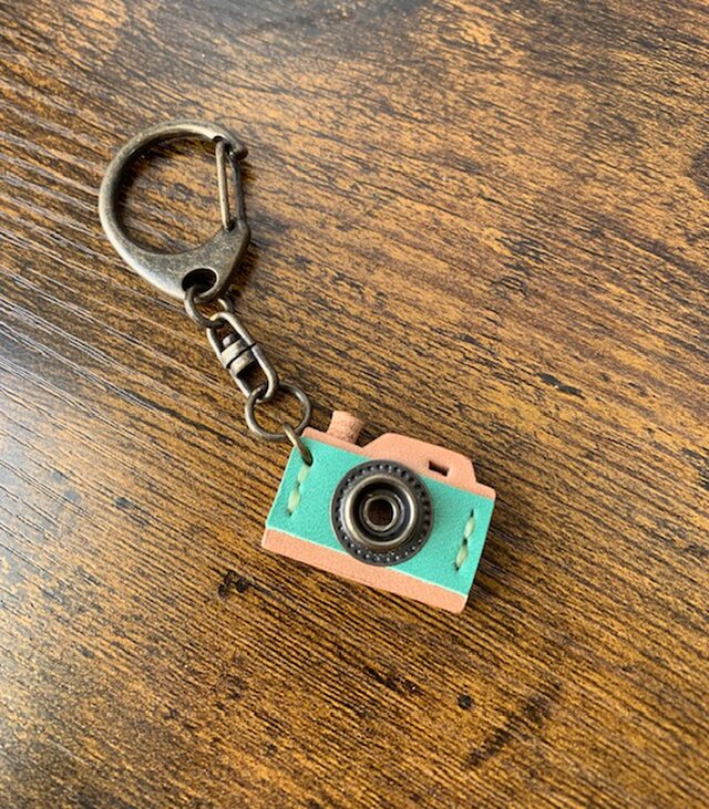 革のミニカメラキーホルダー・ミントグリーン×ナチュラル・プレゼントにも