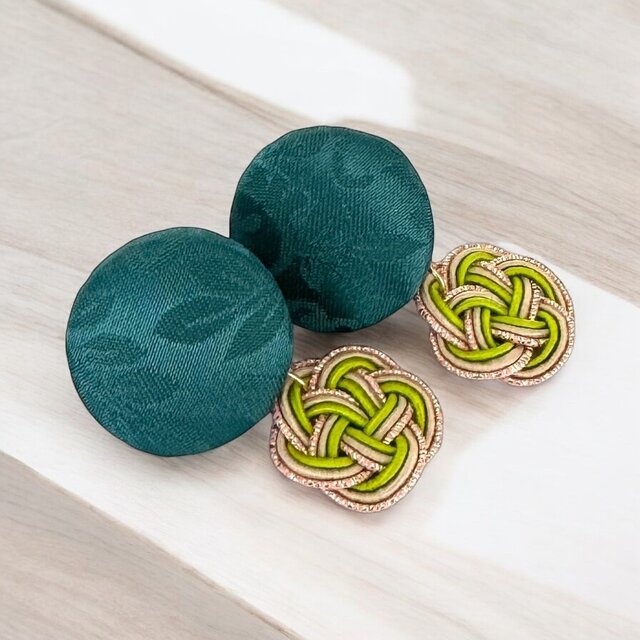 《イヤリング》深緑の艶やかな京都西陣織金襴に水引梅結びの揺れるイヤリング