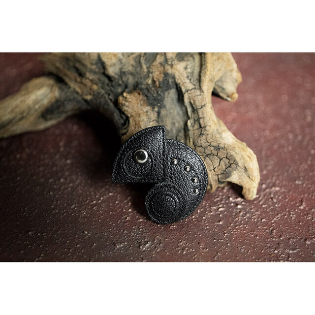 88色からオーダー可！！ カメレオン デザイン / ヤギ革 ブローチ ( 2スモール )