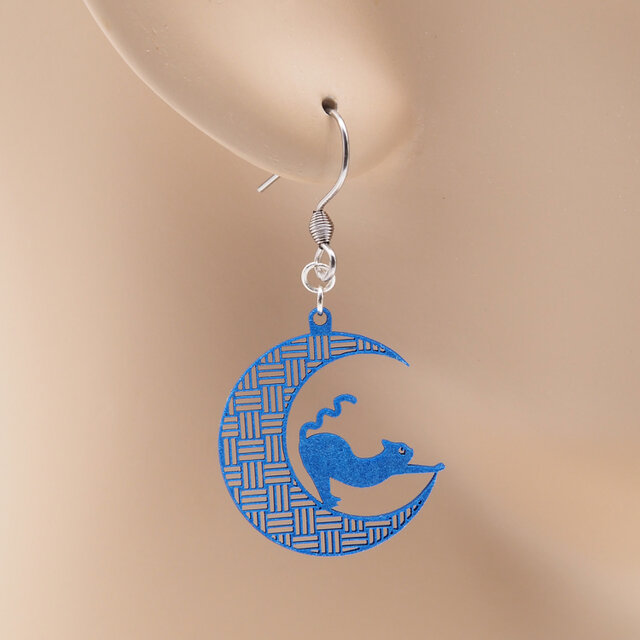 三日月と伸び猫Ⅰ（三崩し）Ω 気分が上がる魔法のスイッチ Ω ピアス Ω