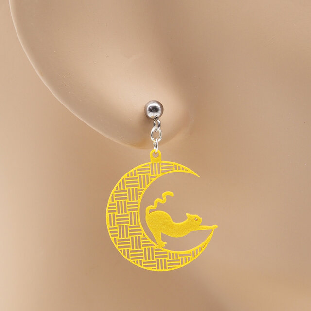 三日月と伸び猫Ⅰ（三崩し）Ω 気分が上がる魔法のスイッチ Ω ピアス Ω