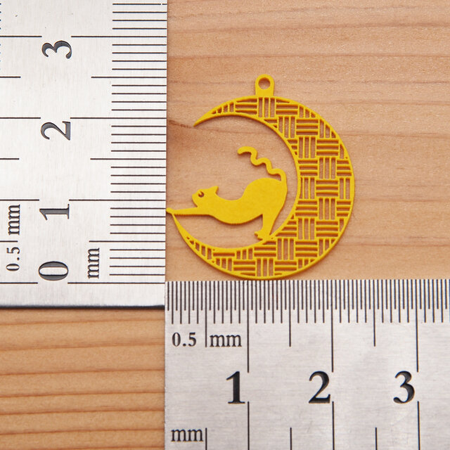 三日月と伸び猫Ⅰ（三崩し）Ω 気分が上がる魔法のスイッチ Ω ピアス Ω