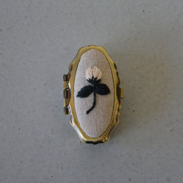 モノクローム　ふんわりフラワー　刺繍　ピルケース　生成り地